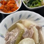 1月6日月曜日　きょうのお昼ごはんは、かぶと豚肉の治部煮風・じゃこ人参・なめたけ和え・みそ汁・くだものでした。