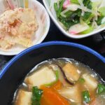 2月22日土曜日　きょうのお昼ごはんは、あんかけ厚揚げ・和え物・コンビーフポテト・みそ汁・くだものでした。