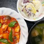 3月8日土曜日　きょうのお昼ごはんは、鶏肉とトマト煮・甘ずっぱおさつサラダ・生姜和え・みそ汁・くだものでした。