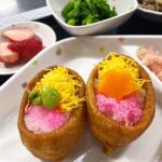 3月3日月曜日　きょうのお昼ごはんは、ひな祭りいなり・豚肉とごぼうのしぐれ煮・菜花の粒マスタード・すまし汁・くだものでした。